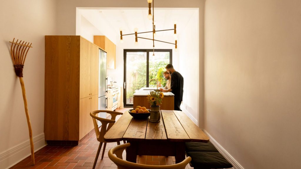 Thiết kế phòng khách đơn giản mà đẹp với gỗ và đá cẩm thạch là xu hướng được yêu thích hiện nay. Không chỉ tạo nên không gian sống sang trọng mà còn giúp bạn tận dụng tối đa ánh sáng tự nhiên trong phòng. Điểm nhấn là phòng ăn đơn giản mà đẹp, tạo nên không gian ấm cúng gia đình.